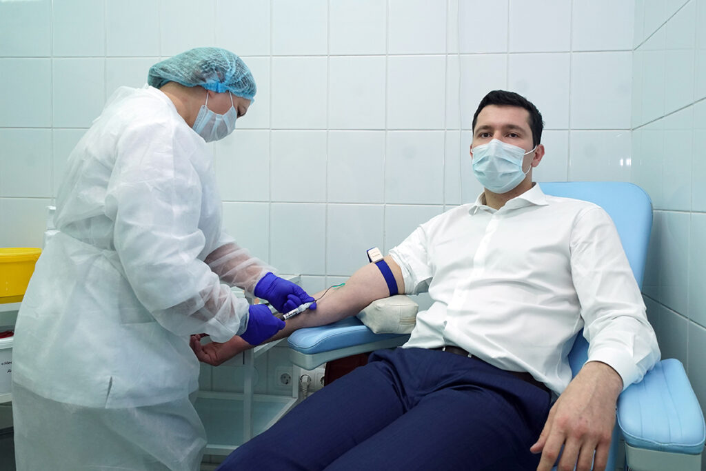 Алиханов сделал первую прививку от коронавируса