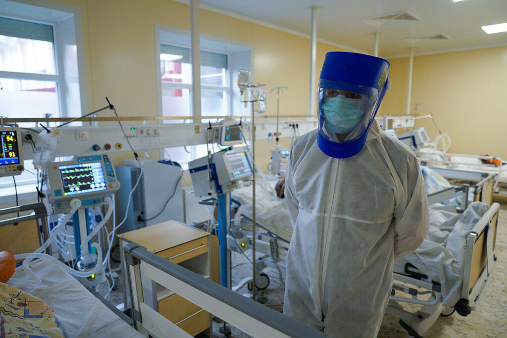 Министру здравоохранения РФ показали коечный фонд для коронавирусных больных в Калининграде
