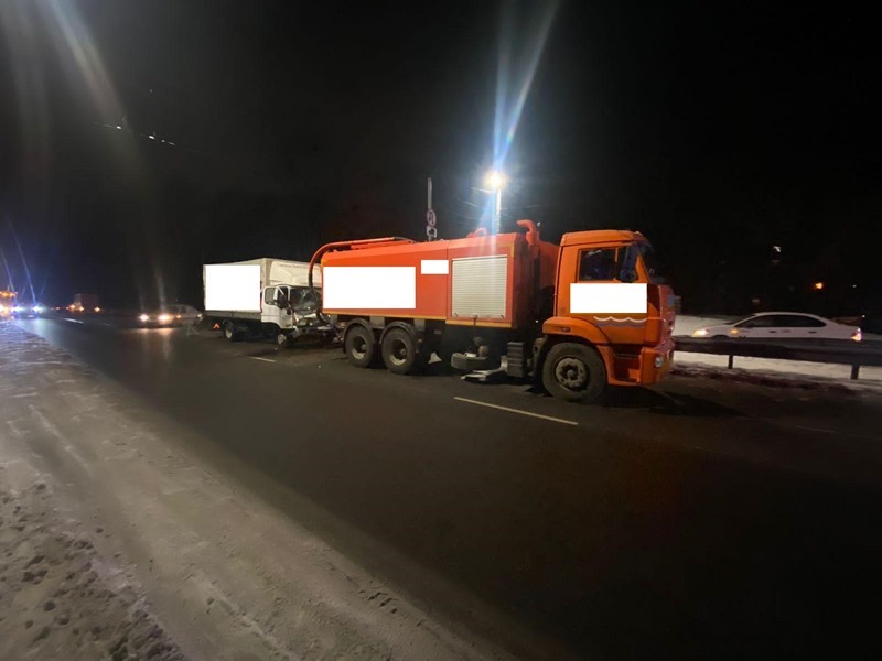 В Калининграде 7 декабря в 15:25  на Балтийском шоссе произошло серьёзное ДТП с участием “Камаза” и ещё одного автомобиля.