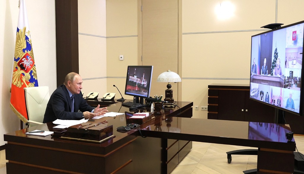 Путин ответил на вопрос об изменении закона об иноагентах