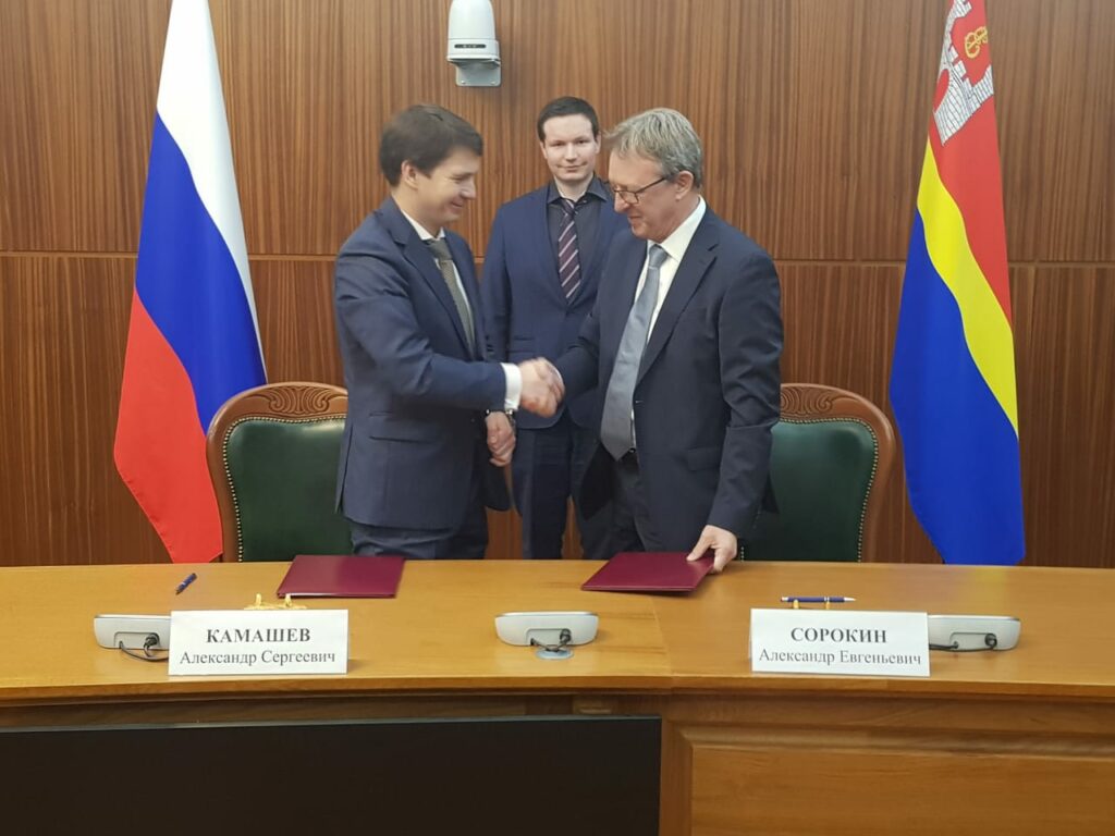 Александр Камашев и Александр Сорокин пожимают руки после подписания соглашения между «Автотором» и «РЭНЕРА»