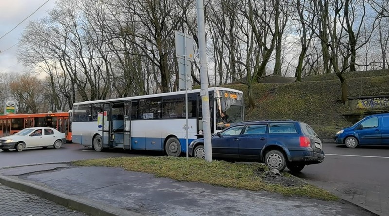 «Фольксваген» с 21-летним калининградцем влетел в автобус