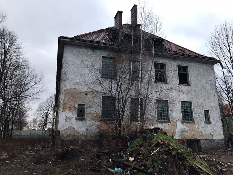 Тела трёх человек обнаружили пожарные, тушившие подвал заброшенной казармы в Калининграде