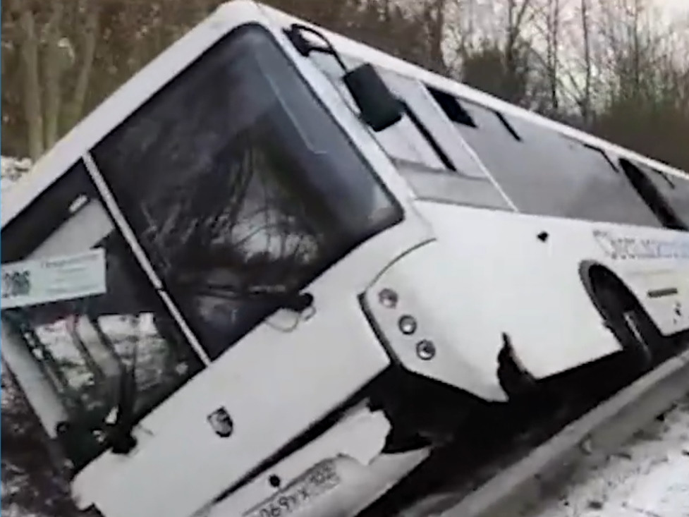 Рейсовый автобус оказался в кювете из-за скользкой дороги (видео)
