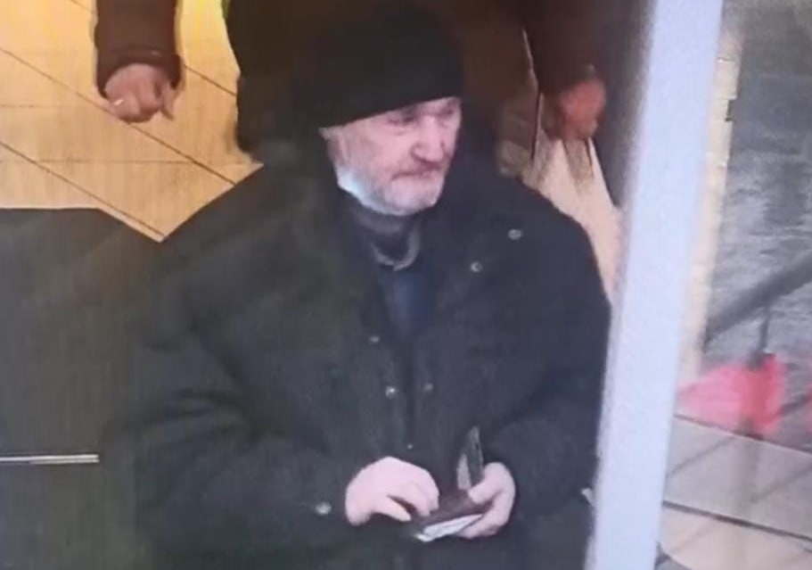 Разыскивается подозреваемый в краже 85 000 рублей из банкомата в центре Калининграда (фото)