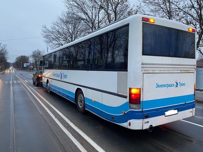 В Калининграде автобуса съехал в зад “Тойоты”. Пострадала автоледи