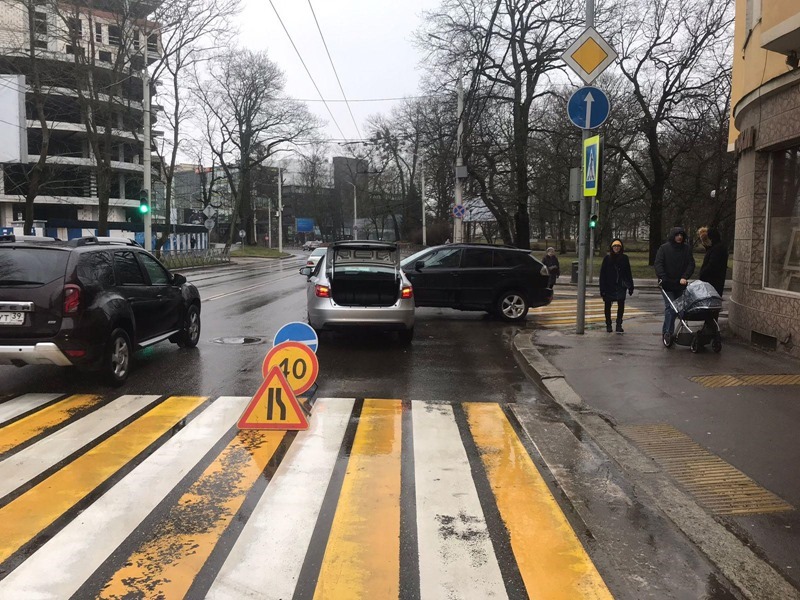 В Калининграде водитель «Лады» на «красный» выехал на перекрёсток и протаранил «Лексус»
