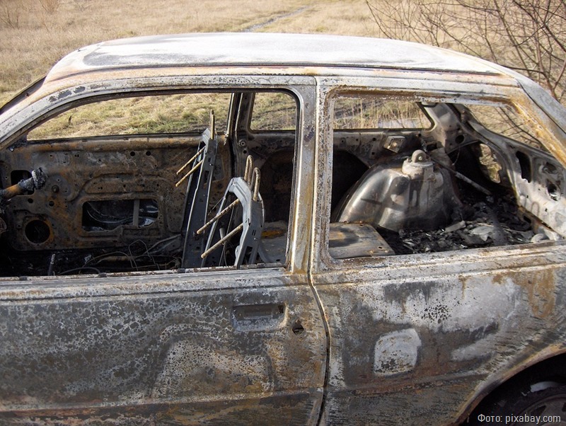 12 калининградцев эвакуировали из дома, загоревшегося от полыхавшей машины