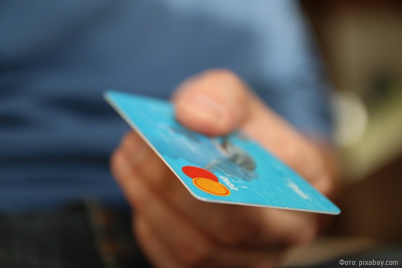 Калининградка устроила шопинг на забытую в банкомате кредитку