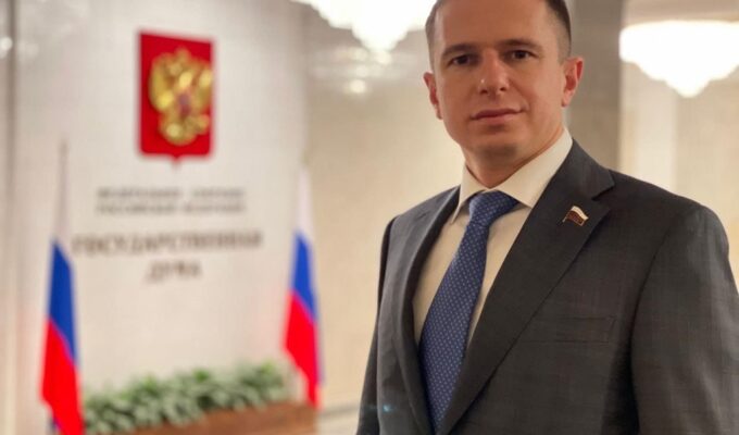 Депутат Михаил Романов поздравил женщин с 8 марта