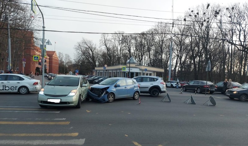 В Калининграде «Киа» и «Тойоты» не поделили дорогу неподалёку от здания областного правительства