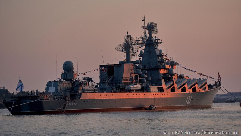Минобороны: крейсер «Москва» сохраняет плавучесть