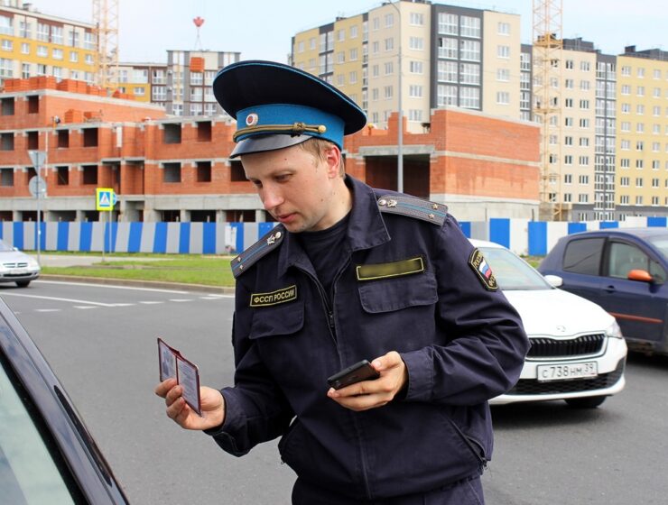 Пристав помог калининградке вернуть долг 10-летней давности