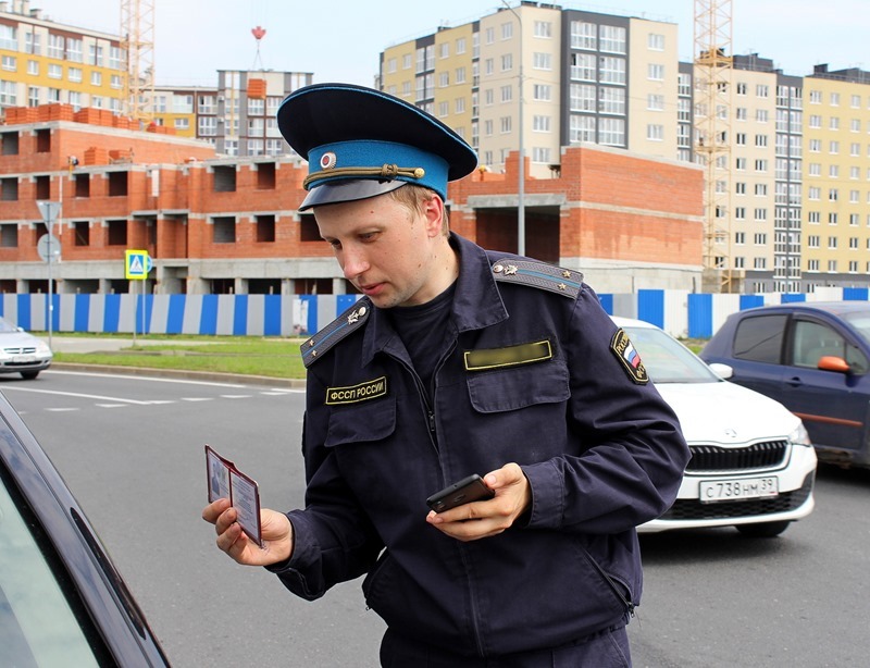 Пристав помог калининградке вернуть долг 10-летней давности