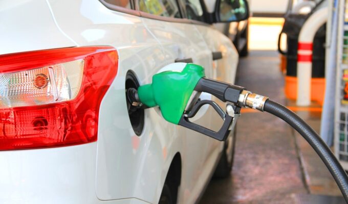 Средняя цена бензина в Калининградской области перевалила отметку в 54 рубля