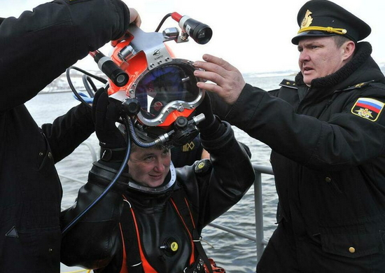 Водолазы-спасатели БФ тренируются в оказании помощи экипажу условно аварийной подлодки