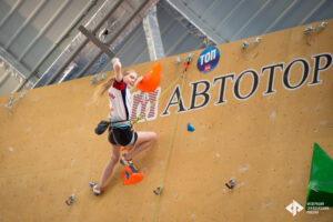 В Калининграде на «Автотор-Арене» разыгрывают медали всероссийских соревнований по скалолазанию