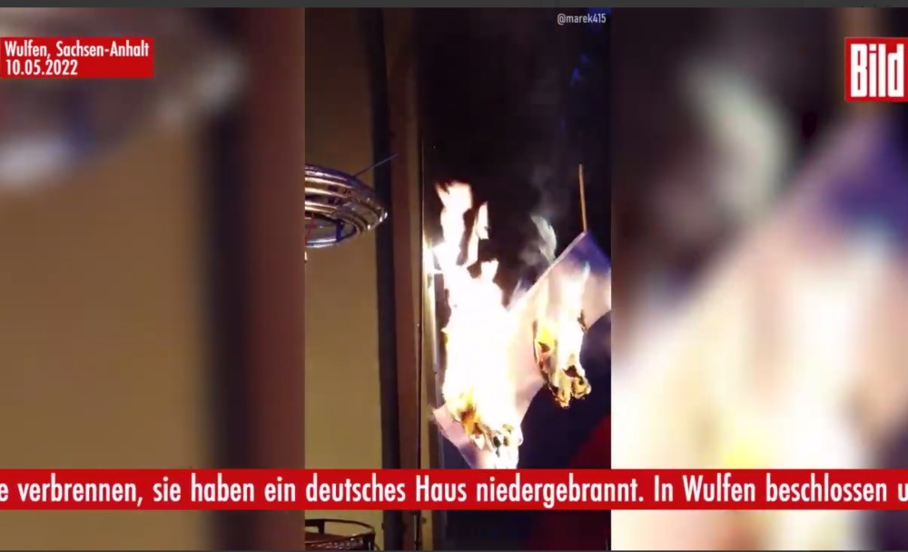 Сжигать украинцев. Сожгли флаг России в Германии. Как украинцы сожгли российский флаг в доме. В ФРГ поджигают дома украинских беженцев. В Германии сожгли с украинскими беженцами.