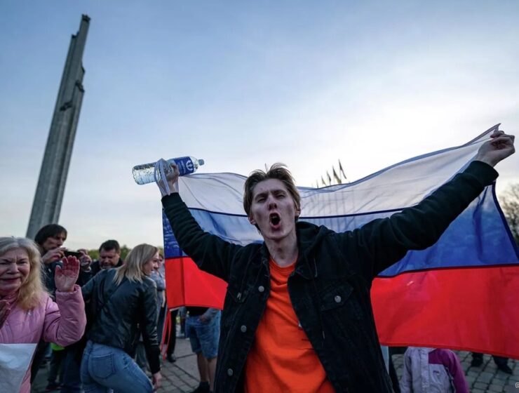 В Риге арестован Александр Стефанов, вышедший к памятнику Освободителям Риги с российским флагом
