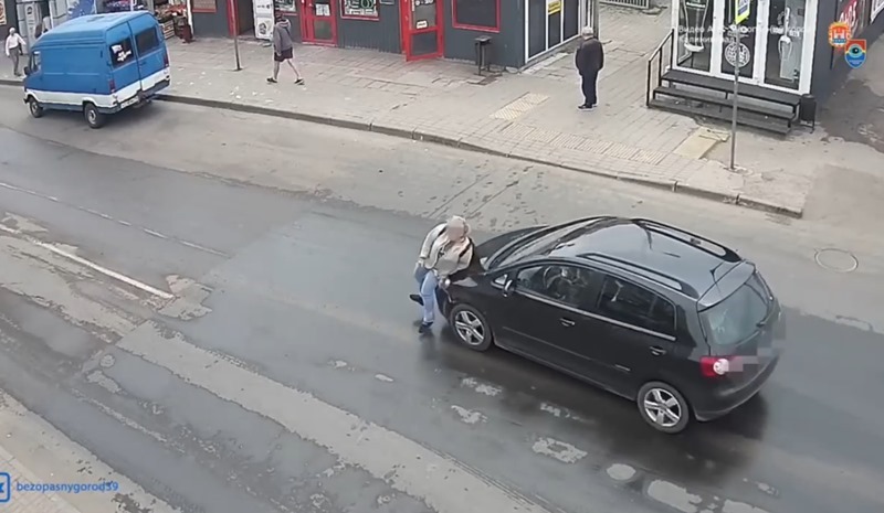 На Интернациональной улице «Гольфе» сбил на «зебре» 63-летнюю женщину (видео)