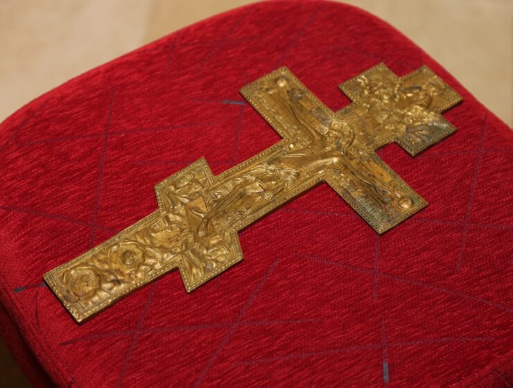 Калининградские таможенники передали Минкультуры конфискованный киотный крест XIX века