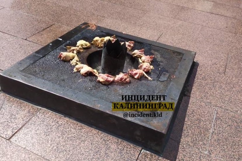 В Калининграде на Вечном огне неизвестные пожарили курицу