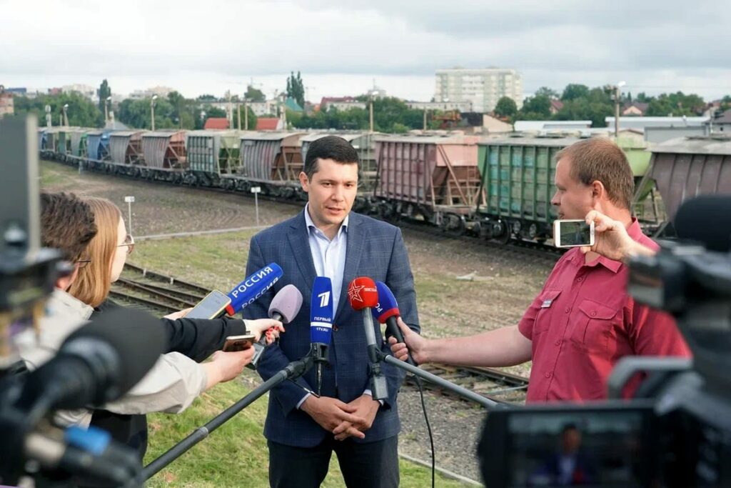 Алиханов лично встретил 60 вагонов с цементом