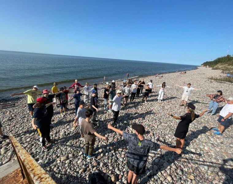 На берегу Балтийского моря полицейские устроили для детей эстафету