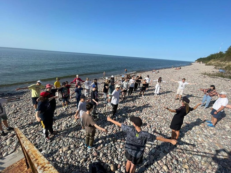 На берегу Балтийского моря полицейские устроили для детей эстафету
