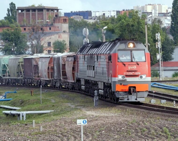 Алиханов лично встретил 60 вагонов с цементом