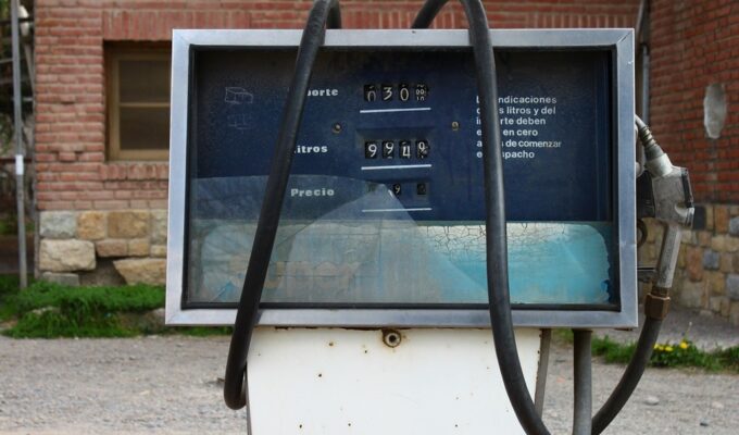 Калининградские автомобилисты переплачивают почти три с половиной рубля за каждый литр бензина