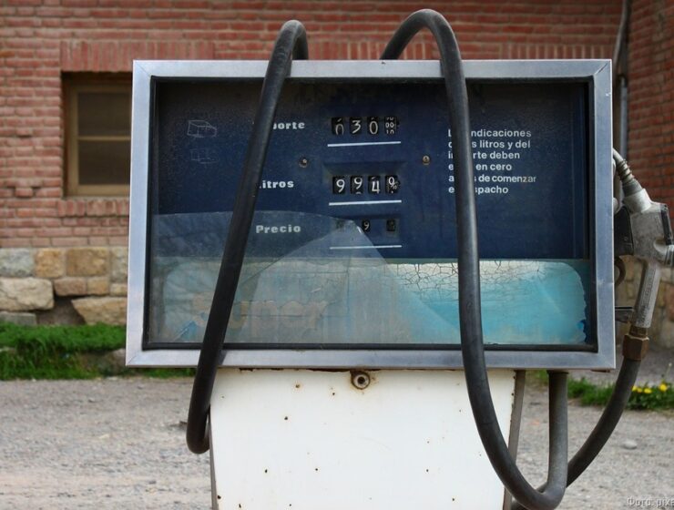 Калининградские автомобилисты переплачивают почти три с половиной рубля за каждый литр бензина