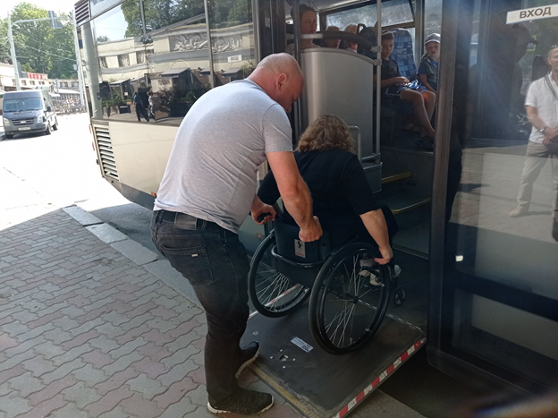 В Калининграде возобновились проверки доступности общественного транспорта для лиц с ОВЗ