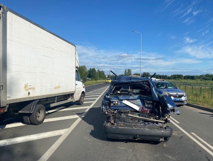 «Рено» на большой скорости протаранил зад «Фольксвагена» под Калининградом «Рено» на большой скорости протаранил зад «Фольксвагена» под Калининградом