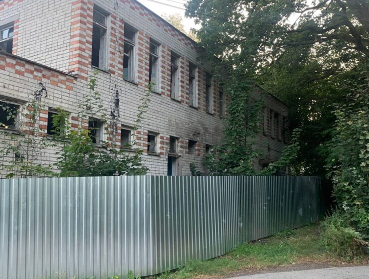 Прокуратура добилась ограничения входа в опасное нежилое здание в Холмогоровке