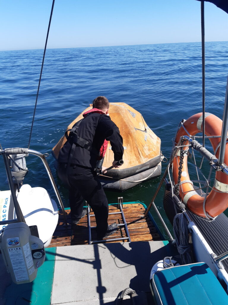 Экипаж таможенного судна спас условных утопающих в Балтийском море