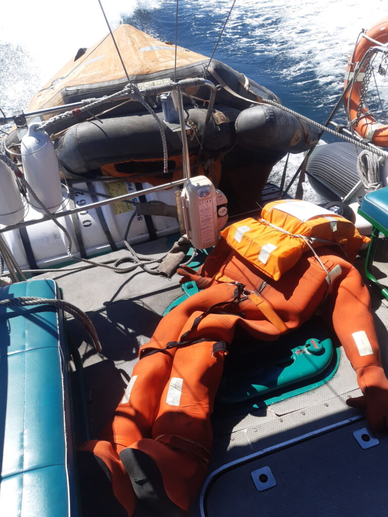 Экипаж таможенного судна спас условных утопающих в Балтийском море