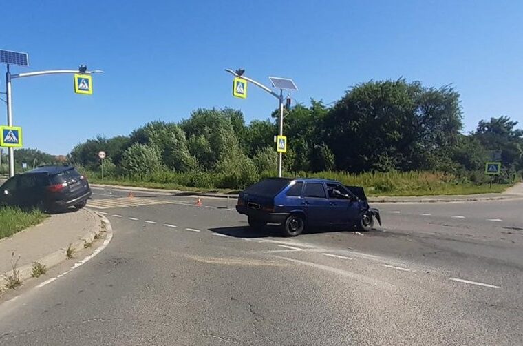 19-летний водитель "Лады" на перекрёстке в Балтийске протаранил "Тойоту"