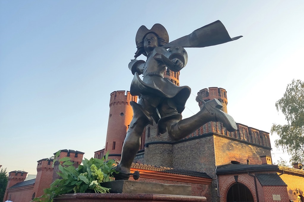 В Калининграде открыли скульптурную композицию «Детство Петра» – подарок Зураба Церетели
