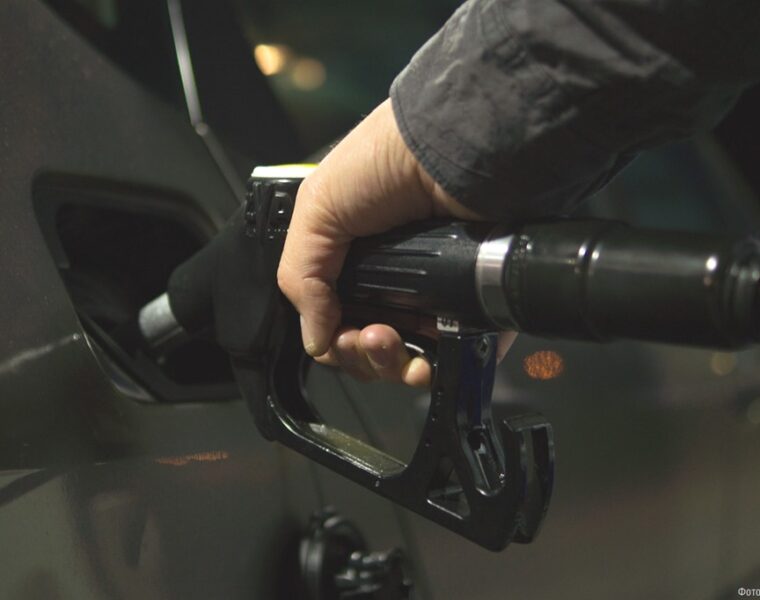 Средняя цена литра бензина в Калининграде опустилась ниже 54 рублей за литр