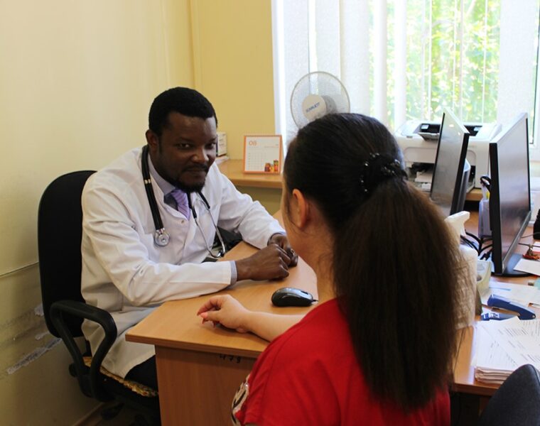 Терапевт из Ганы трудоустроился в одну из больниц Калининграда
