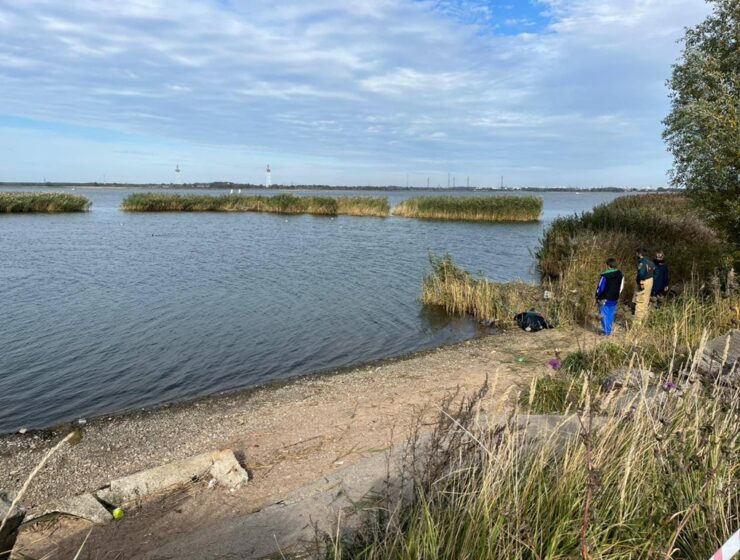 В Калининграде водитель «Шкоды» не справился с управлением, сбил двух рыбаков и опрокинулся в залив (видео)