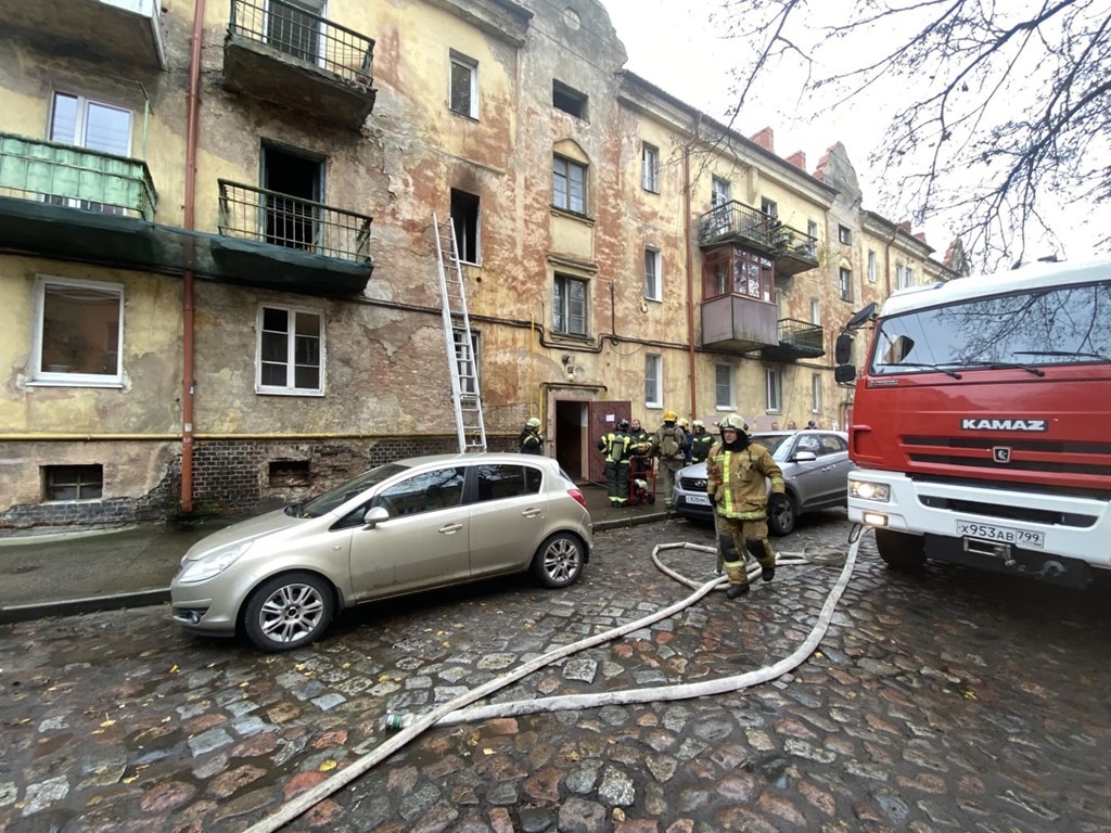 Из горящей квартиры в Калининграде спасли двух человек