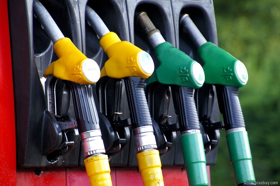 Калининградские автомобилисты переплачивают за бензин от 3 до 3,53 рубля за литр