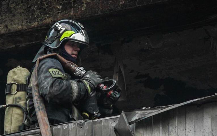 Пожарные эвакуировали 35 человек из-за пожара в жилом доме в Гурьевске