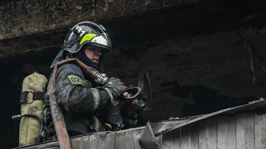 Пожарные эвакуировали 35 человек из-за пожара в жилом доме в Гурьевске