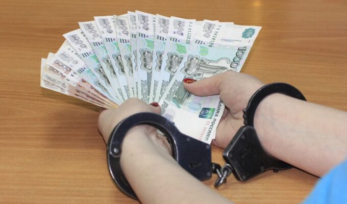 Калининградка за взятку в 40 тысяч рублей пыталась сохранить контрафактный алкоголь