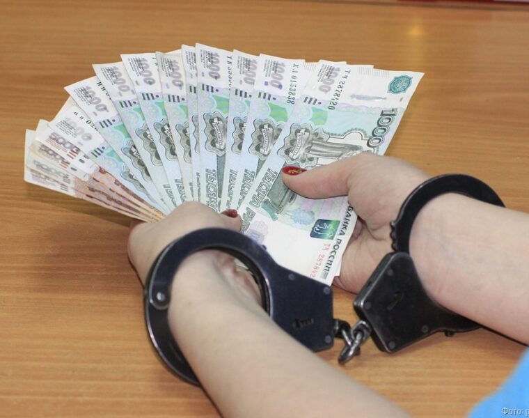 Калининградка за взятку в 40 тысяч рублей пыталась сохранить контрафактный алкоголь