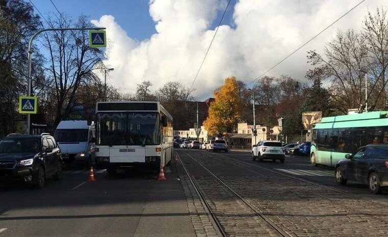 В Калининграде под колёса автобуса попала женщина-пешеход