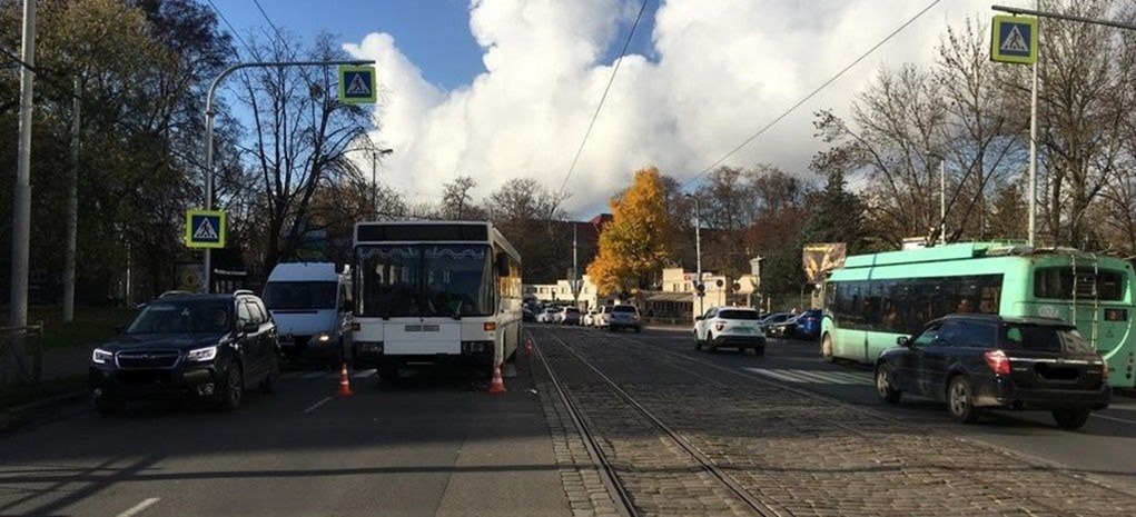 В Калининграде под колёса автобуса попала женщина-пешеход